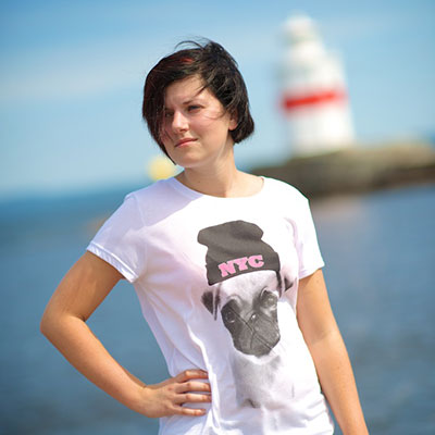 Caroline fotograferad på piren i Lidköping