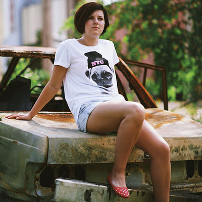 Porträtt vid utbränd bil i Lidköping