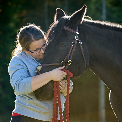 Porträtt av Matilda och hästen Denise